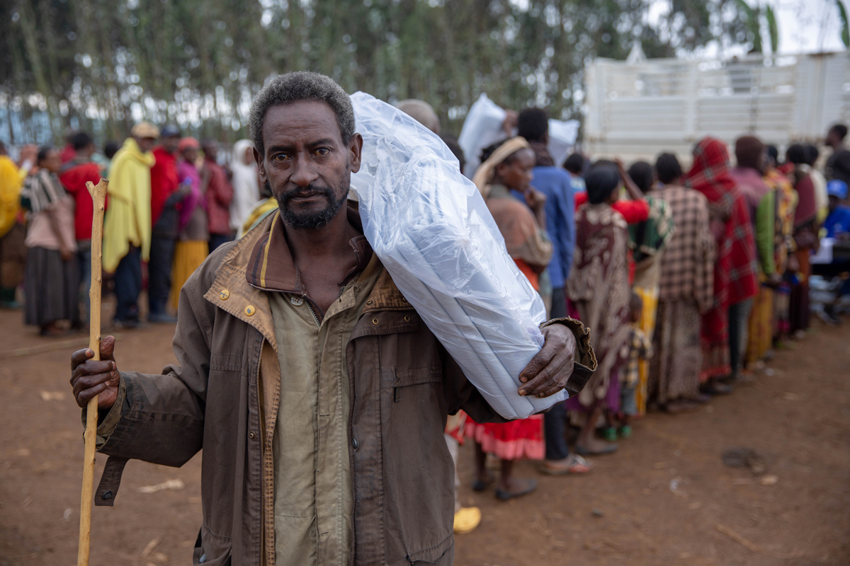 Internally displaced populations receive humanitarian assistance in Gedeo Zone after inter-communal violence in Gedeo-Guji zones displaced one million people in March 2018.  Photo credit: IOM 2018 / Olivia Headon