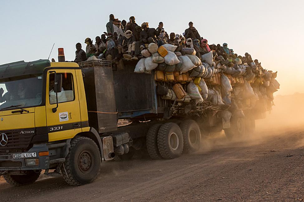 Truck packed with migrants heading to Libya crosses Agadez on its way to Tourayat, a Nigerien village. The town of Agadez in Niger, is a hub for West African migrants travelling to Libya, Algeria and Europe. The trip on this type of truck from Tourayat to Libya can take more than two days. © IOM /Amanda Nero 2016