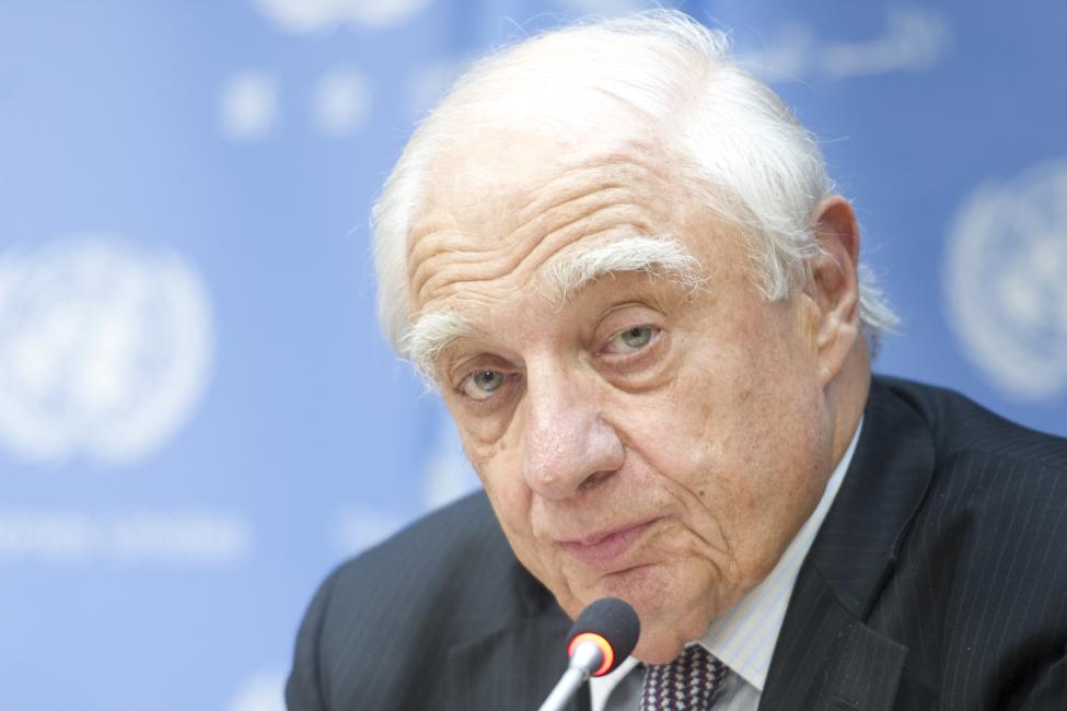 Peter Sutherland, Special Representative of the Secretary-General for International Migration and Development, briefs journalists. 27 May 2015. Photo: UN Photo/Mark Garten